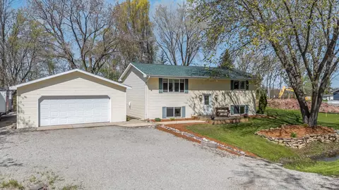 810 N 9th St, Winneconne, WI 54986