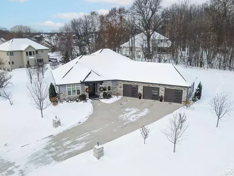 900 Woodcrest Heights Dr, Menasha, WI 54952