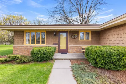 9 Eastfield Ct, Appleton, WI 54915 photo 2