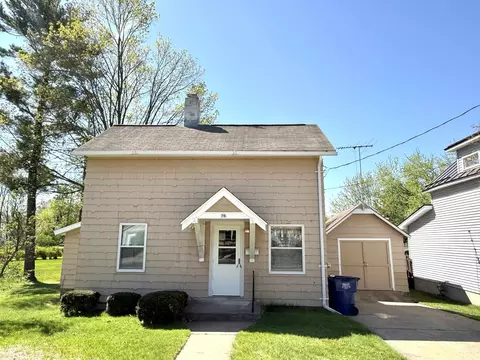 76 Paulina St, Clintonville, WI 54929