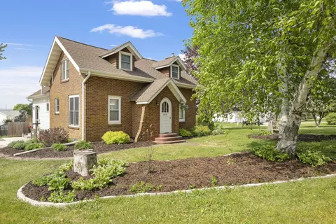 2077 Pershing Rd, New London, WI 54961