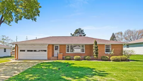 516 Eastview Dr, Green Bay, WI 54302