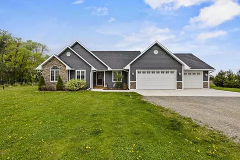 5580 Springbrook Rd, Omro, WI 54963