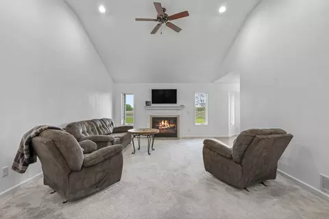 Living - 5580 Springbrook Rd, Omro, WI 54963 photo 2 of 4