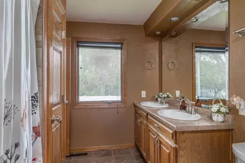 Bath - 1336 W Grant St, Appleton, WI 54914 photo 2 of 4