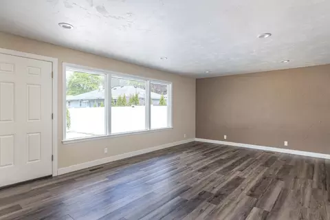 Living - 1336 W Grant St, Appleton, WI 54914 photo 2 of 4