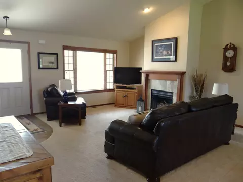 Living - 2312 E Plank Cir #D, Appleton, WI 54915 photo 4 of 4