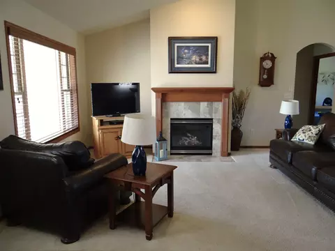 Living - 2312 E Plank Cir #D, Appleton, WI 54915 photo 3 of 4