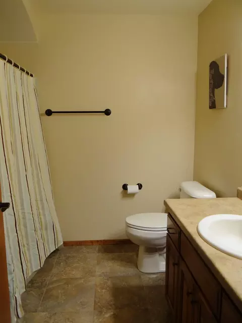 Bath - 2312 E Plank Cir #D, Appleton, WI 54915 photo 4 of 4