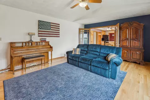 Living - 3530 N Meadowsweet Ln, Appleton, WI 54911 photo 4 of 4