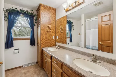 Bath - 3530 N Meadowsweet Ln, Appleton, WI 54911 photo 3 of 3