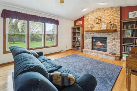 Living - 3530 N Meadowsweet Ln, Appleton, WI 54911 photo 3 of 4