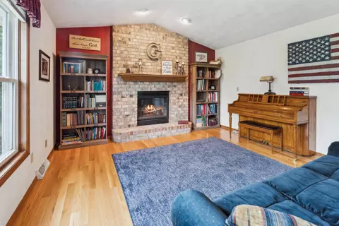 Living - 3530 N Meadowsweet Ln, Appleton, WI 54911 photo 2 of 4
