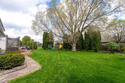 Exterior - 3530 N Meadowsweet Ln, Appleton, WI 54911 photo 6 of 9