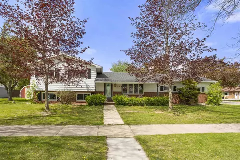 704 E Greenfield Dr, Little Chute, WI 54140