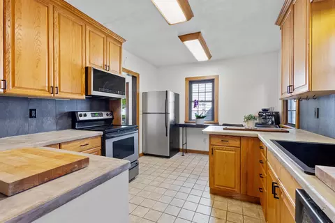 Kitchen - 630 E Parkway Blvd, Appleton, WI 54911 photo 2 of 5