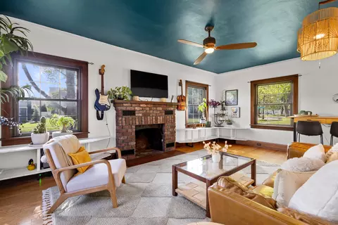 Living - 630 E Parkway Blvd, Appleton, WI 54911 photo 2 of 4