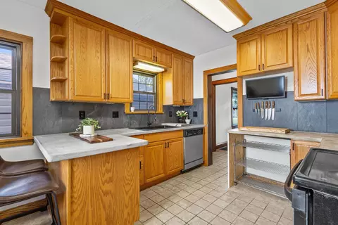 Kitchen - 630 E Parkway Blvd, Appleton, WI 54911 photo 3 of 5