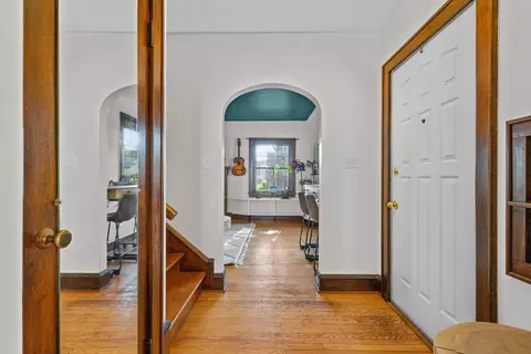 Entry Way - 630 E Parkway Blvd, Appleton, WI 54911 photo 2 of 4