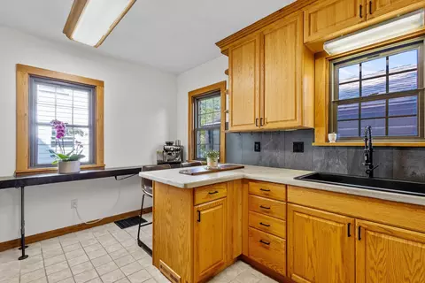 Kitchen - 630 E Parkway Blvd, Appleton, WI 54911 photo 4 of 5