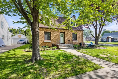 Exterior - 630 E Parkway Blvd, Appleton, WI 54911 photo 3 of 5