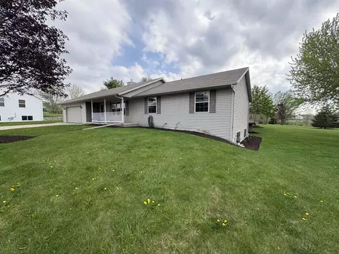 370 Hogan Ct, Cecil, WI 54111