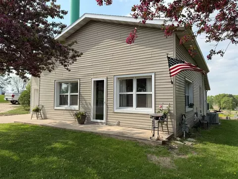 410 W Willow St, Bear Creek, WI 54922