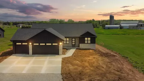 586 Prairie Gradens Ln, Pulaski, WI 54162