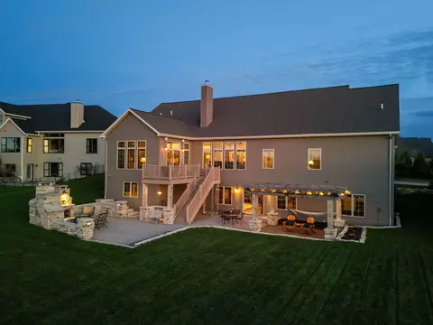 Exterior - 310 E Bluewater Way, Appleton, WI 54913 photo 10 of 22