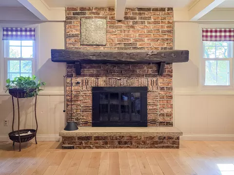 Living - 8 Meadowbrook Ln, Appleton, WI 54914 photo 2 of 5