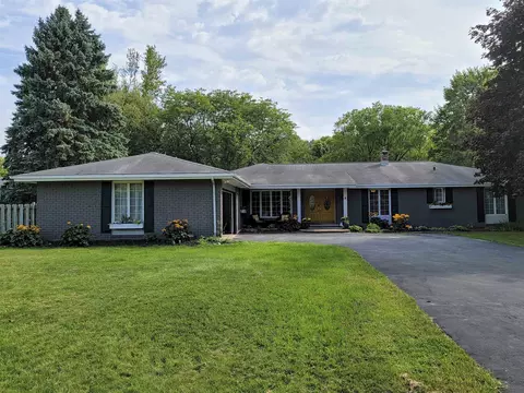 Exterior - 8 Meadowbrook Ln, Appleton, WI 54914 photo 4 of 13