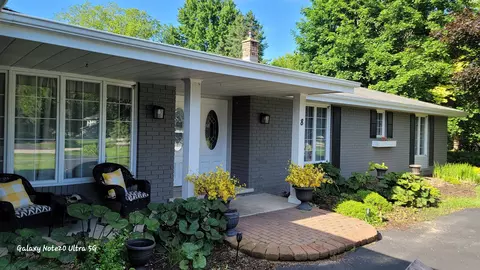 Exterior - 8 Meadowbrook Ln, Appleton, WI 54914 photo 2 of 13