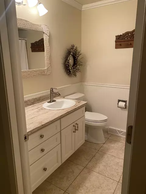 Bath - 8 Meadowbrook Ln, Appleton, WI 54914 photo 3 of 4