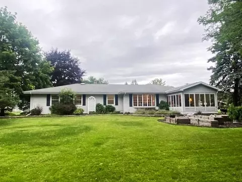 Exterior - 8 Meadowbrook Ln, Appleton, WI 54914 photo 12 of 13