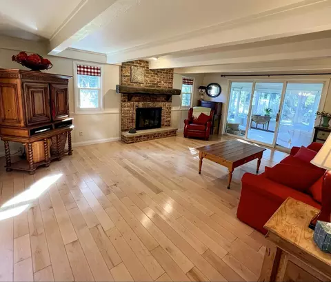 Living - 8 Meadowbrook Ln, Appleton, WI 54914 photo 1 of 5
