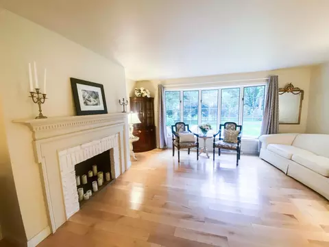 Living - 8 Meadowbrook Ln, Appleton, WI 54914 photo 3 of 5