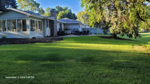 Exterior - 8 Meadowbrook Ln, Appleton, WI 54914 photo 11 of 13