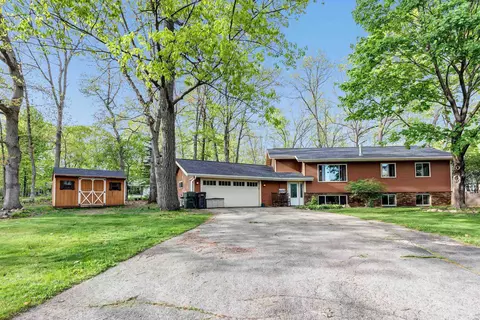 600 Honey Bear Ct, Waupaca, WI 54981