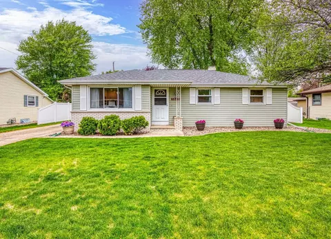 1041 Honeysuckle Ln, Neenah, WI 54956