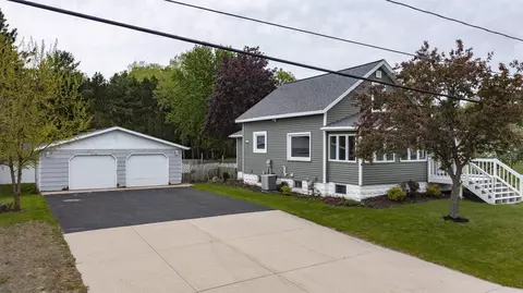 3196 Lakeview Dr, Suamico, WI 54173