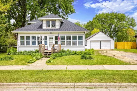 25 E 1st St, Clintonville, WI 54929