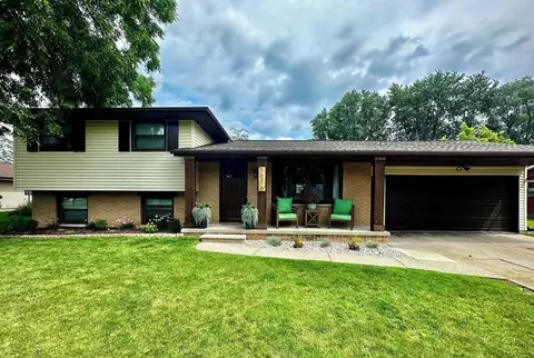 1216 Valley View Rd, Green Bay, WI 54304