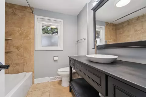 Bath - 1523 N Lynndale Dr, Appleton, WI 54914 photo 2 of 2