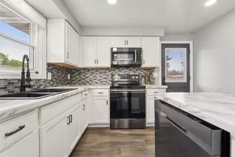 Kitchen - 1523 N Lynndale Dr, Appleton, WI 54914 photo 3 of 4