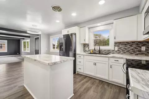 Kitchen - 1523 N Lynndale Dr, Appleton, WI 54914 photo 4 of 4