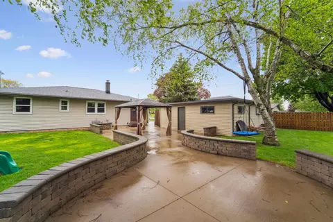 Exterior - 1523 N Lynndale Dr, Appleton, WI 54914 photo 5 of 6