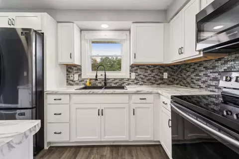 Kitchen - 1523 N Lynndale Dr, Appleton, WI 54914 photo 2 of 4