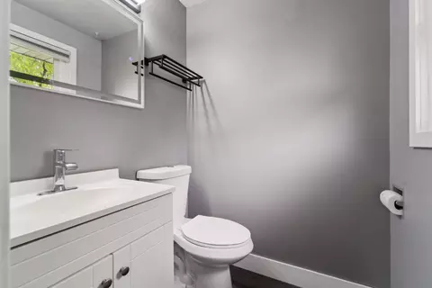 Bath - 1523 N Lynndale Dr, Appleton, WI 54914 photo 1 of 2