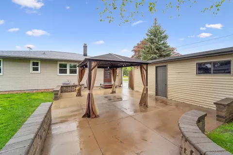 Exterior - 1523 N Lynndale Dr, Appleton, WI 54914 photo 4 of 6