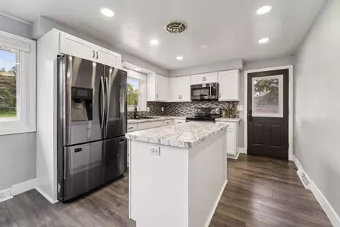 Kitchen - 1523 N Lynndale Dr, Appleton, WI 54914 photo 1 of 4